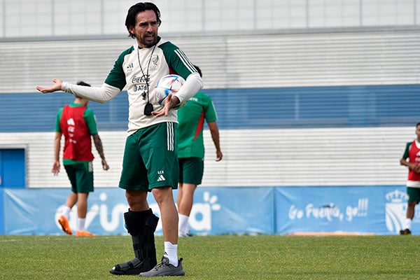 Gerardo Espinoza dirige el entrenamiento 