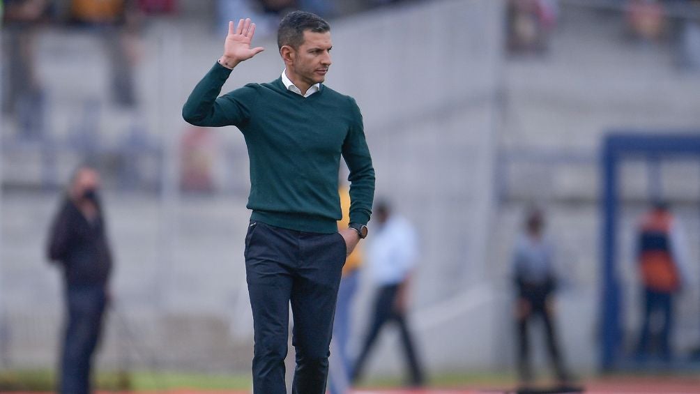 Lozano dirigiendo a Necaxa en la Liga MX