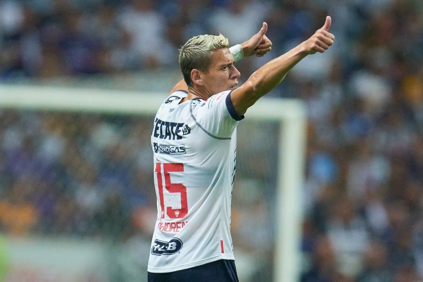 Héctor Moreno en un partido de Rayados