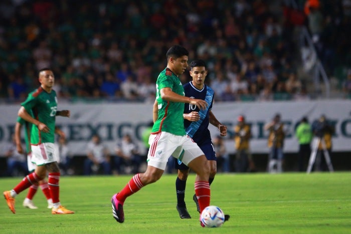 Víctor Guzmán durante el México contra Guatemala