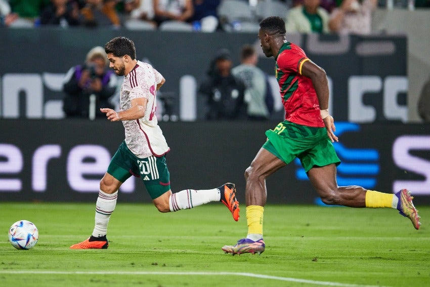 Henry Martín en el juego ante Camerún