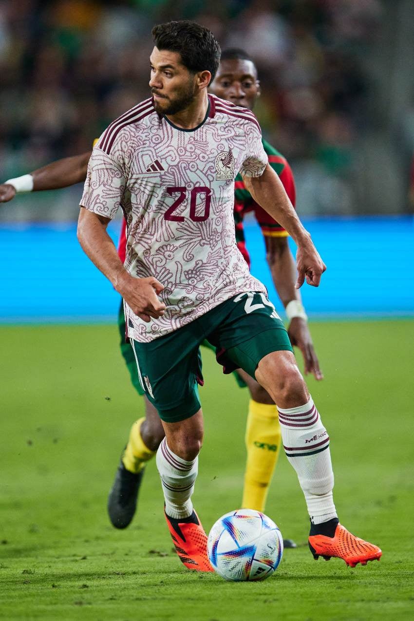 Henry Martín en el juego ante Camerún