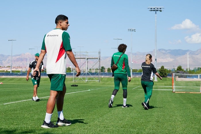 Víctor Guzmán durante entrenamiento de la Selección Mexicana