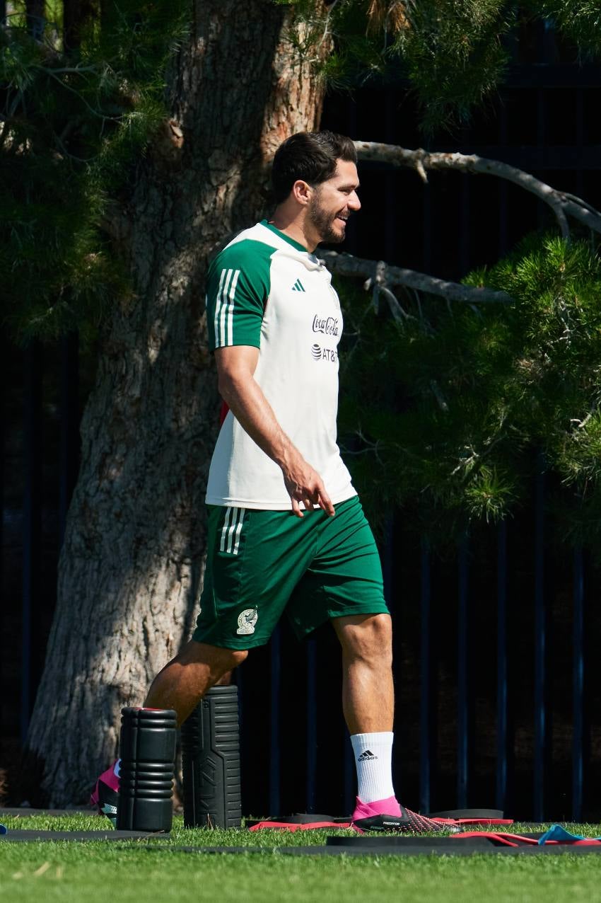 Henry Martín en entrenamiento con el Tri