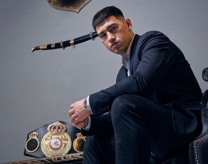 Dmitry Bivol posa junto a su cinturón de campeón