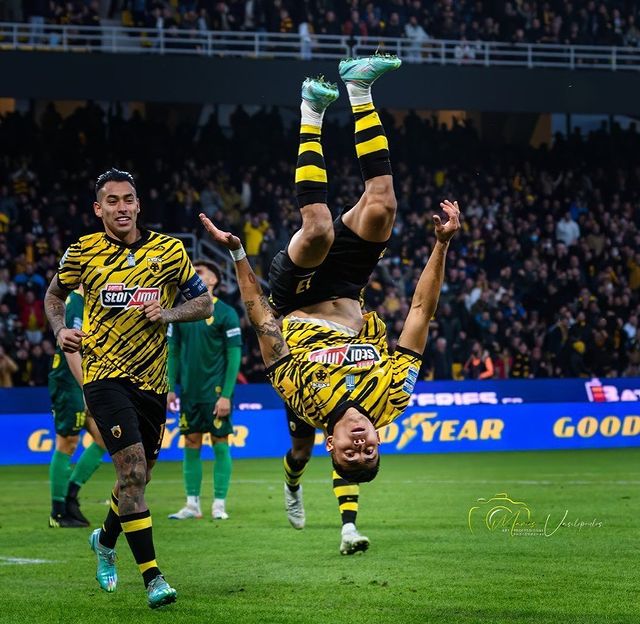 Orbelín Pineda luego de un gol con el AEK de Atenas