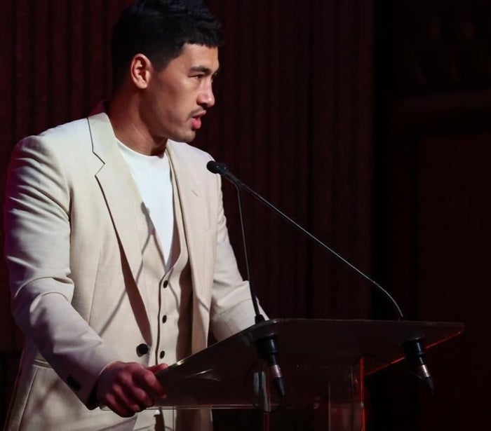 Dmitry Bivol en la ceremonia de su premiación