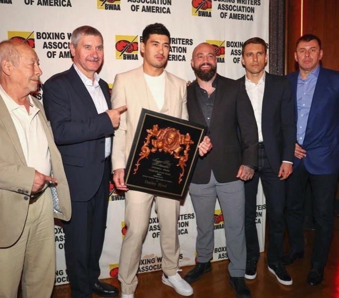 Dmitry Bivol en la ceremonia de su premiación