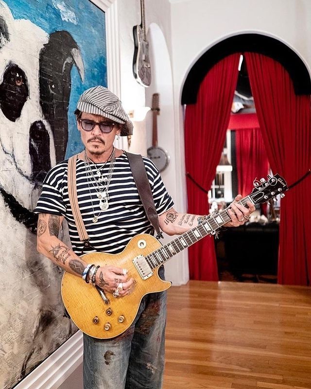 Johnny Depp con una guitarra