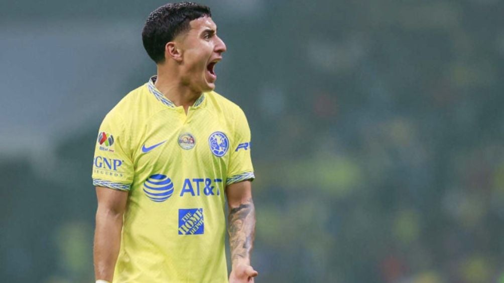 Alejandro durante un partido con América