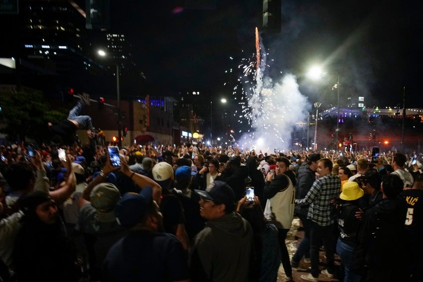 Afición de Nuggets tras el título