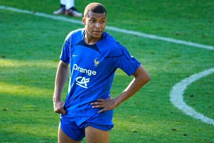 Mbappé en un entrenamiento con la Selección Francesa