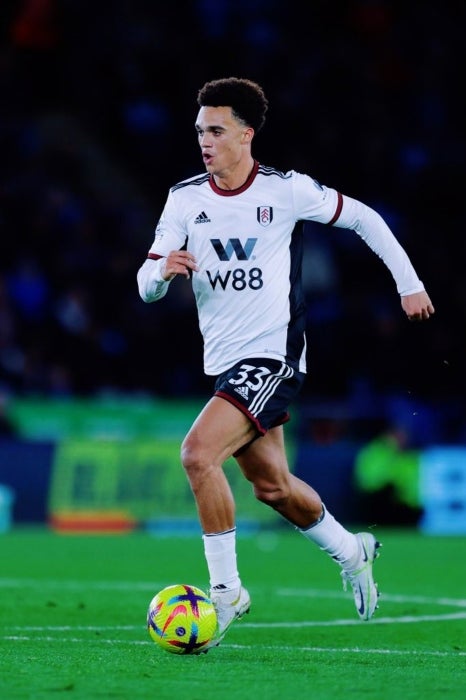 Antonee Robinson en partido con el Fulham