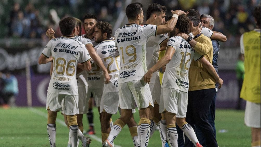 Jugadores de Pumas celebrando junto a Puente Del Rio