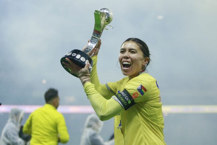 Kiana Palacios con el trofeo del Clausura 2023