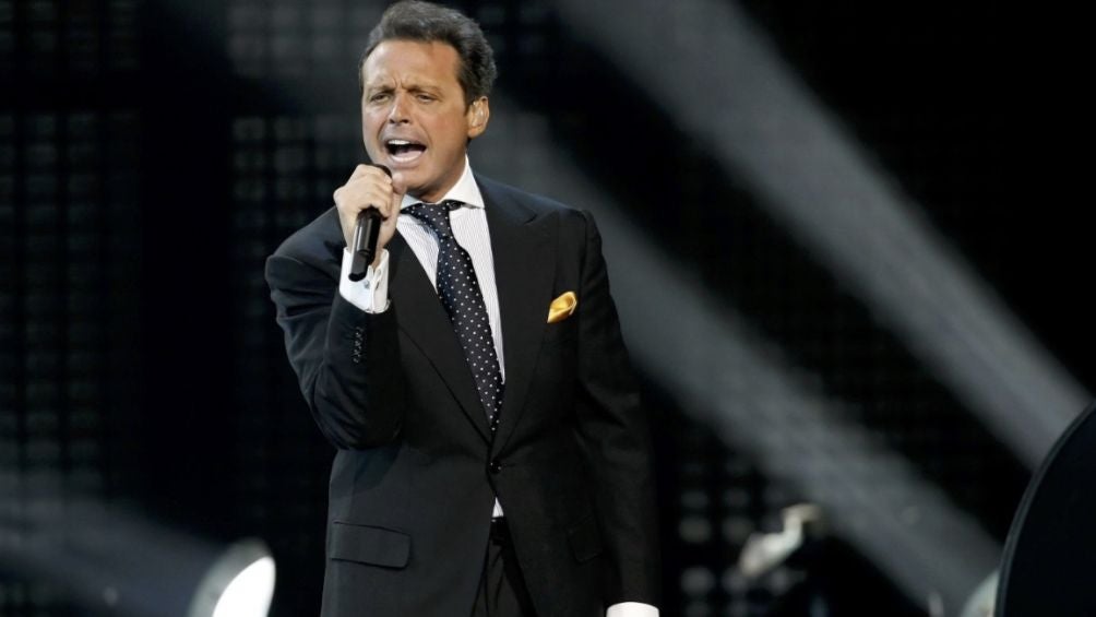 Luis Miguel durante un concierto