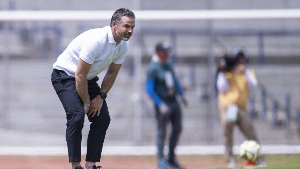 Rafael Puente en la línea de banda del Olímpico Universitario