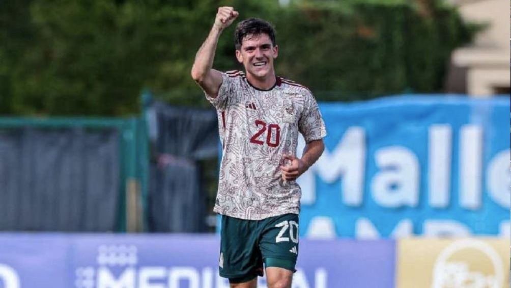 Trigos celebra un gol con la Selección