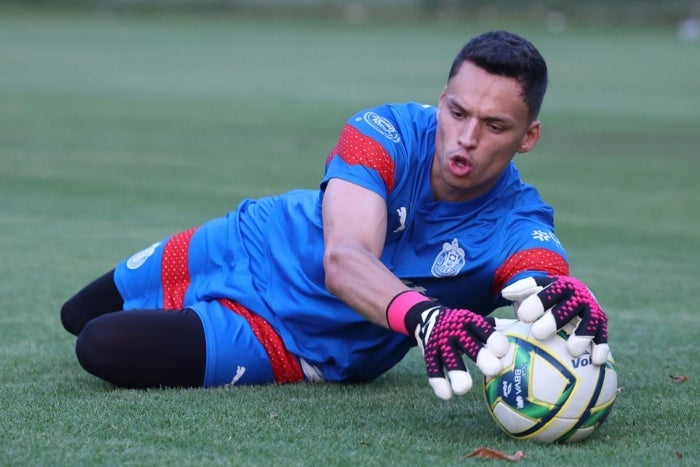 Whalley en su primer entrenamiento con Chivas