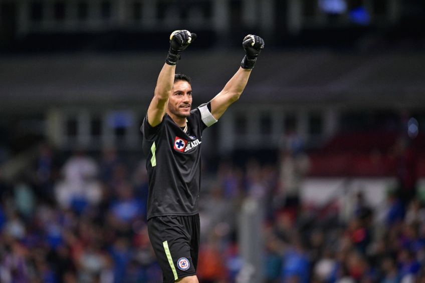 Jesús Corona durante un partido con Cruz Azul