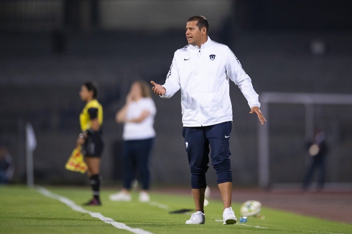 Jonathan Lazcano en partido con Pumas Femenil