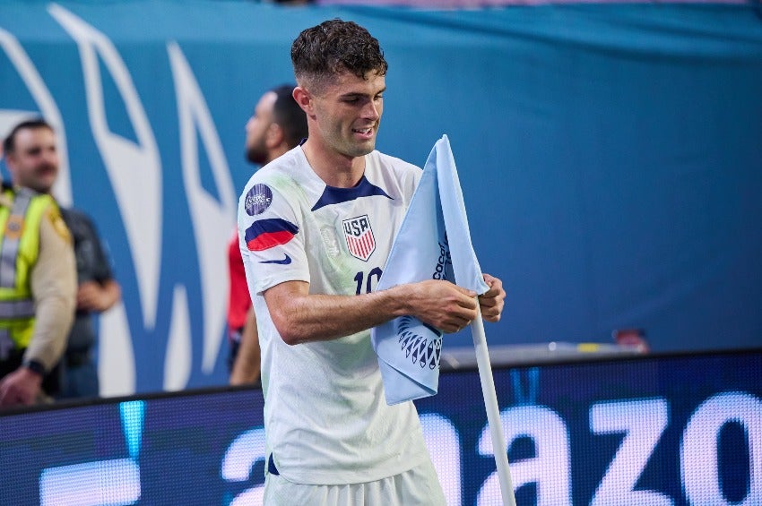 Pulisic acomodando el banderín