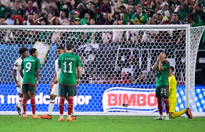 Jugadores de México lamentándose ante EUA