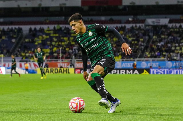 Omar Campos ante América en el Estadio Azteca