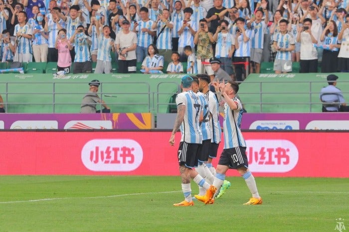 Messi celebra su gol en el partido contra Australia