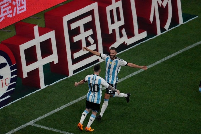 Germán Pezzella celebra su gol con Messi