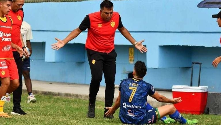 Farias discute con un jugador de Delfín