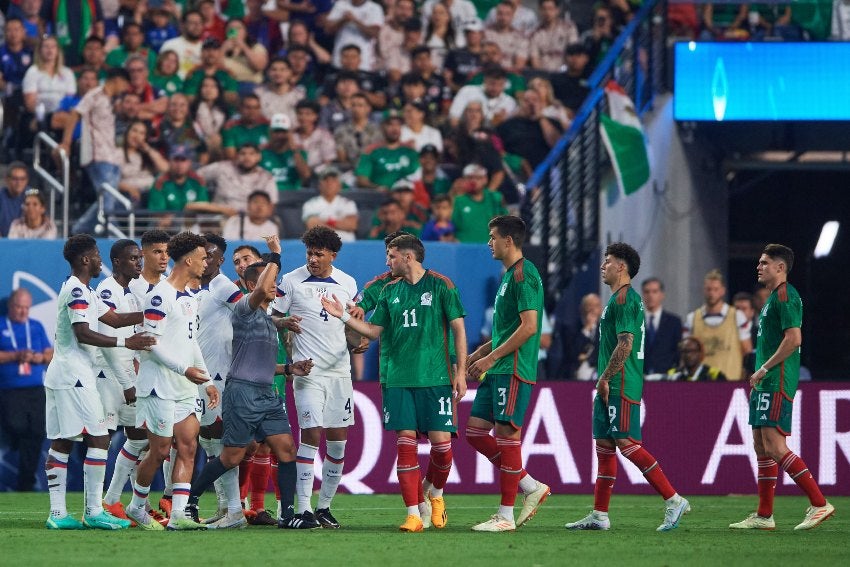 Santi Giménez en el juego ante EU