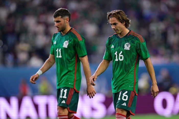 Santiago Giménez y Sebastián Córdova al final del partio