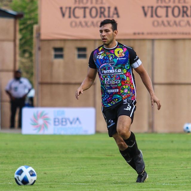 Antonio Portales con Alebrijes