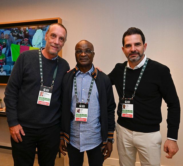 Duilio Davino y Rodrigo Ares de Parga con Roger Milla