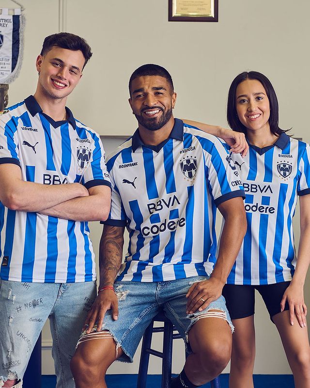 Jugadores de Rayados con el nuevo jersey