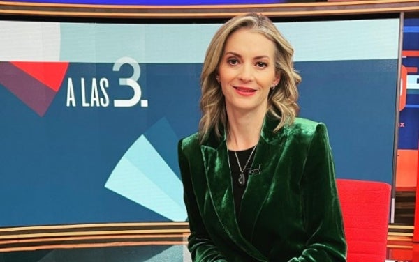 Ana Paula dando las noticias en 'A las tres'