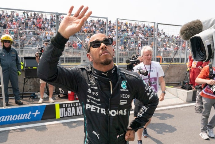 Lewis Hamilton saluda al público asistente a la P2