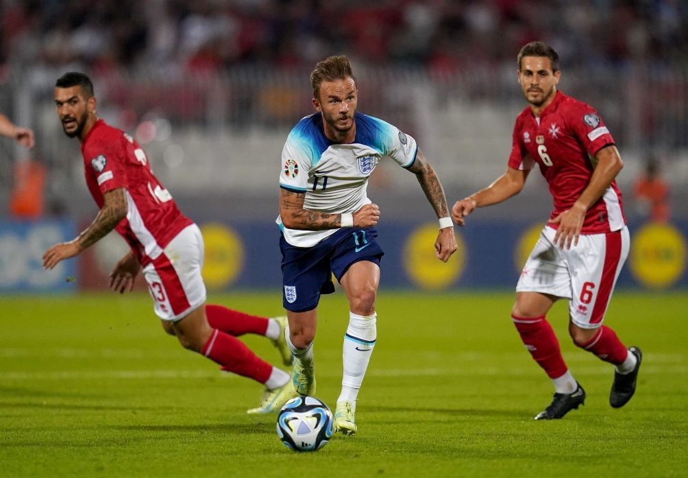 James Maddison controlando el balón