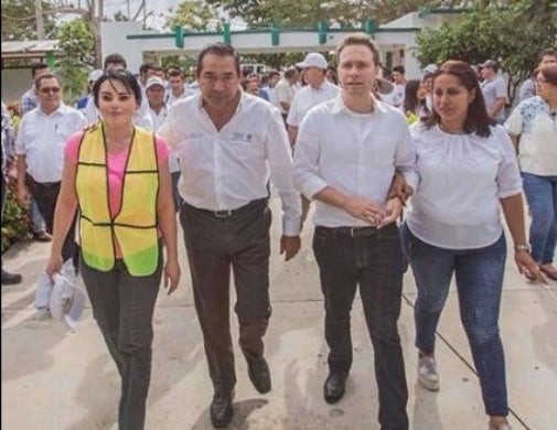 Manuel recorriendo la Preparatoria Agropecuaria de Jiquipilas 