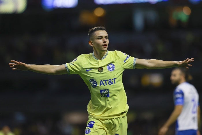 Álvaro Fidalgo celebra un gol en un partido