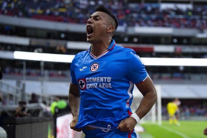 Iván Morales celebra un gol con Cruz Azul