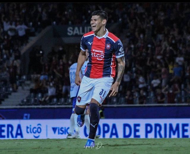 Robert Morales luego de anotar con Cerro Porteño