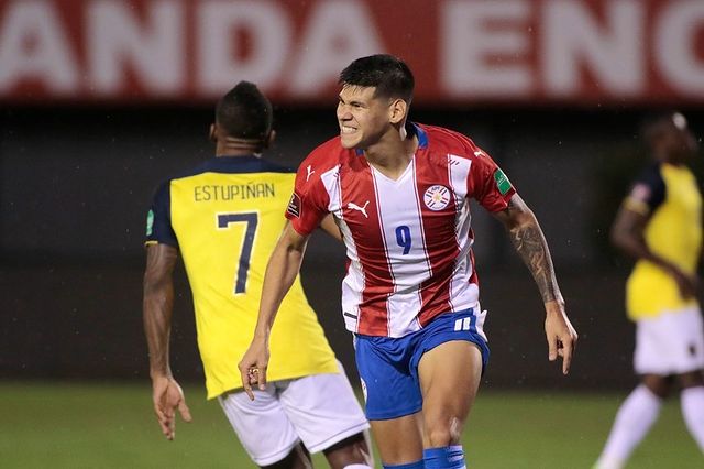 Robert Morales luego de anotar con Selección de Paraguay