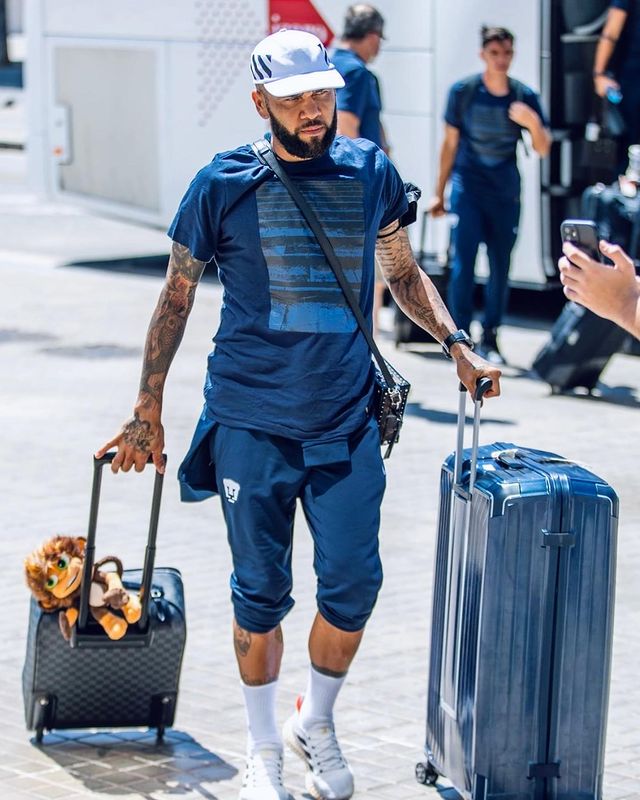 Dani Alves en el aeropuerto