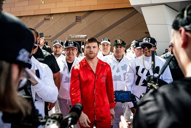 Canelo con un atuendo Dolce & Gabbana