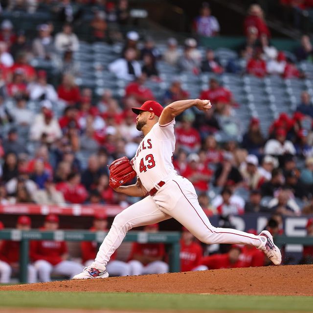 Patrick Sandoval haciendo un lanzamiento con Angels