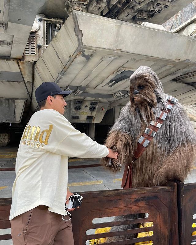 Érick Gutiérrez con Chewbacca en Disneyland