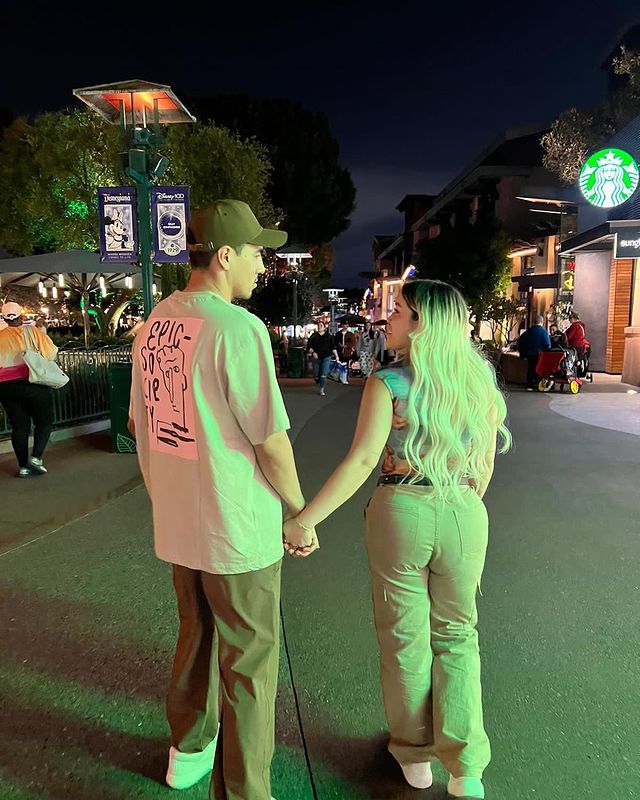 Érick Gutiérrez con su esposa en Disneyland