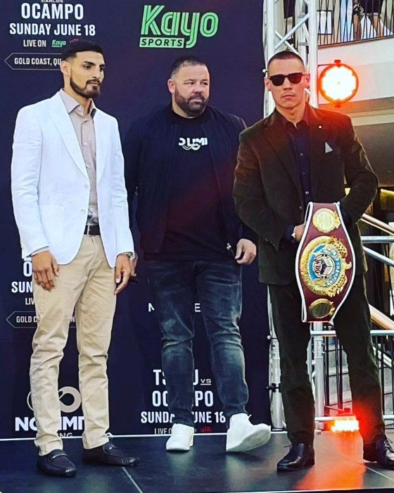 Carlos Ocampo y Tim Tszyu posan para una foto